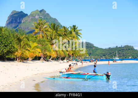 Spiaggia tropicale idilliaco con mentre la sabbia, palme e cielo blu in una giornata di sole, Bora Bora, Polinesia francese nell'Oceano Pacifico Foto Stock