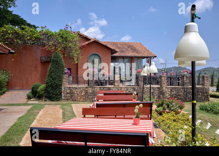 Terrazza esterna area da pranzo con tavoli e posti a sedere Foto Stock
