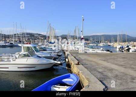Barche nel porto di Bandol, comune nel dipartimento del Var nella regione Provenza-Alpi-Costa azzurra nel sud della Francia. Foto Stock