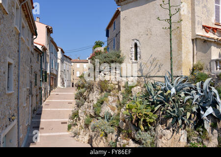 Vicolo a Antibes in Francia Foto Stock