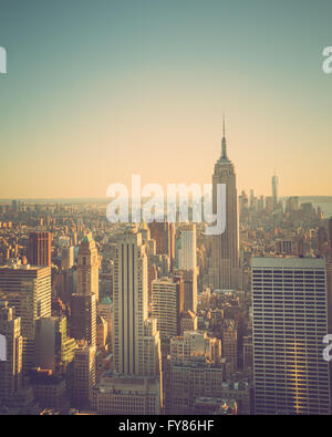 Vista su tutta la città di New York a midtown Manhattan al tramonto con tono vintage e Empire State Building Foto Stock