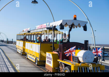 Un treno su southport pier sulla giornata di sole Foto Stock