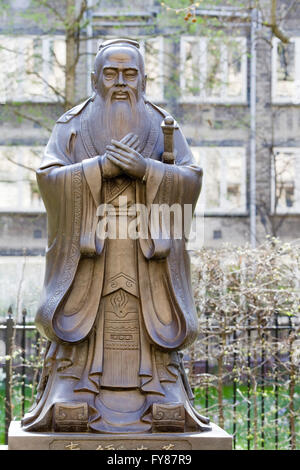 Statua di Confucio in giardini di Kings College di Londra Foto Stock