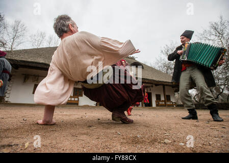 Uomo vestito da cosacco esegue la danza tradizionale 'hopak' durante la celebrazione Maslenitsa in Mamayeva Sloboda, Kiev, Ucraina (foto di Oleksandr Rupeta) Foto Stock