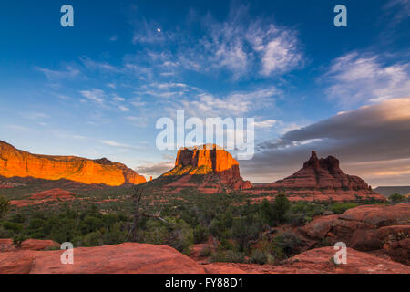 Serata sole illumina il magnifico rosso formazioni di roccia che circonda la bella Sedona, in Arizona Foto Stock