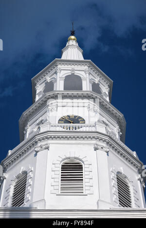 La guglia e la torre dell'orologio di St Michael's Chiesa Episcopale in Charleston, Carolina del Sud Foto Stock