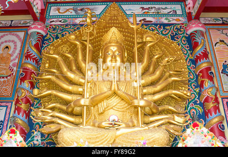 Golden Guanyin statua del Buddha con migliaia di mani Foto Stock