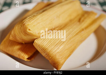 Intero cotto tamales, una specialità messicana Foto Stock