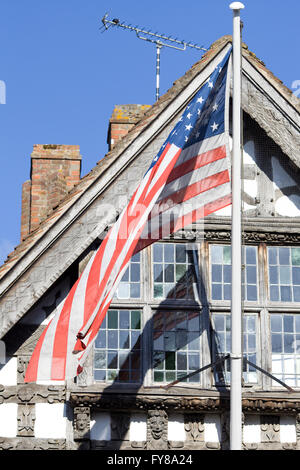 Almshouse con gli Stati Uniti d'America bandiere appeso al di fuori Foto Stock