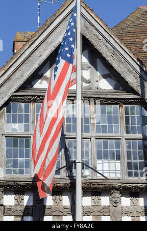 Almshouse con gli Stati Uniti d'America bandiere appeso al di fuori Foto Stock