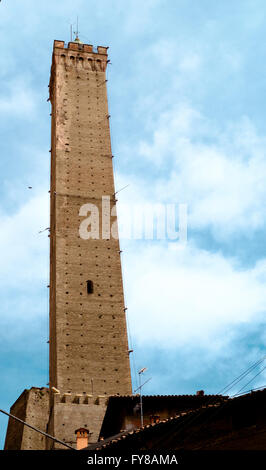 Vista dal terreno della torre degli Asinelli a Bologna Foto Stock