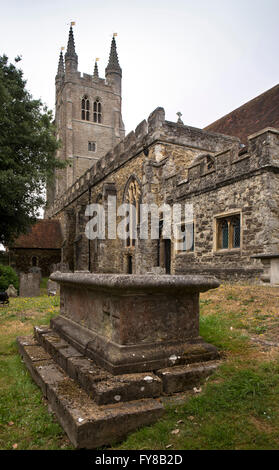 Regno Unito, Kent, Tenterden, High Street, St Mildred il sagrato, tabella tomba Foto Stock