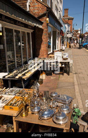 Regno Unito, Kent, Tenterden, High Street, domestici voci sul display al di fuori del negozio di antiquariato Foto Stock