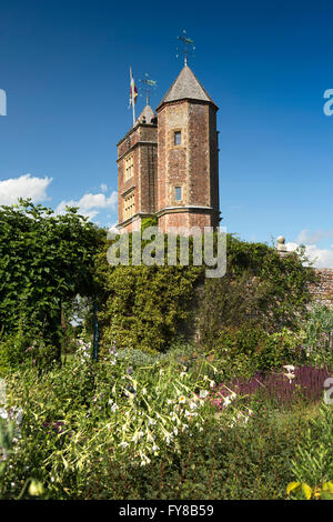 Regno Unito, Kent, il castello di Sissinghurst, Elizabethan torre, costruita nel 1530 da Sir Richard Baker, dal Giardino delle Rose Foto Stock