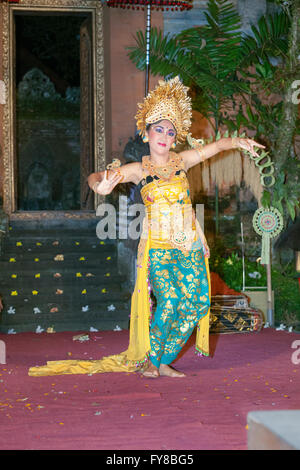 Danza Legong eseguita da Bina Remaja troupe, Ubud palace, Bali, Indonesia Foto Stock