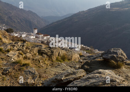 Guardando verso il basso presso il villaggio di Capileira nella Alpujarras, Andalusia, Spagna Foto Stock