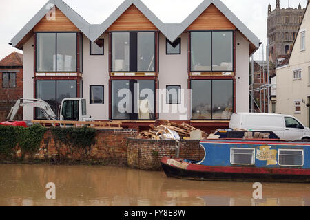 Riverside immobili residenziali lo sviluppo a Tewkesbury, nel Gloucestershire, Inghilterra, Regno Unito. Foto Stock