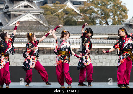 Yosakoi Hinokuni festival. Giapponese troupe di danza su open-air dancing  stage in uno yukata giacche e pantaloni viola, Castello di Kumamoto in  background Foto stock - Alamy