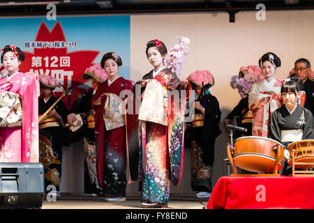 Primavera giapponese Cherry Blossom Festival, spettacolo teatrale, quattro geisha in kimono dancing, con fila di musicisti in costume tradizionale dietro. Foto Stock