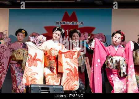 Primavera giapponese Cherry Blossom Festival, spettacolo teatrale, quattro geisha in kimono dancing, con fila di musicisti in costume tradizionale dietro. Foto Stock