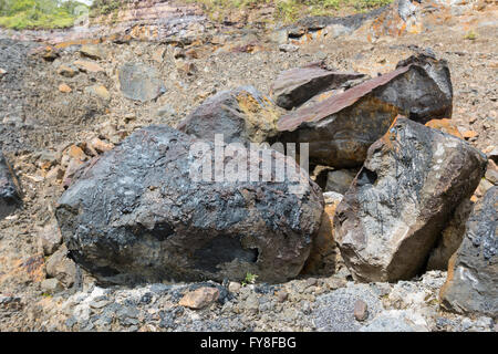 Blocchi di bitume in una vecchia cava in provincia di Napo, Ecuador. Foto Stock