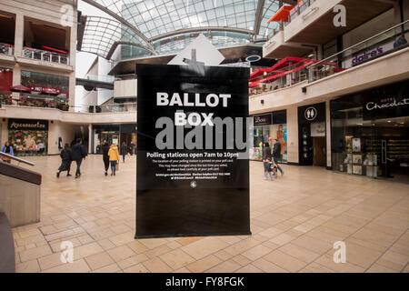 Giant urne in Bristols centro commerciale Cabot Circus. Foto Stock