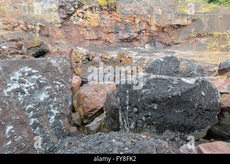 Blocchi di bitume in una vecchia cava in provincia di Napo, Ecuador. Foto Stock