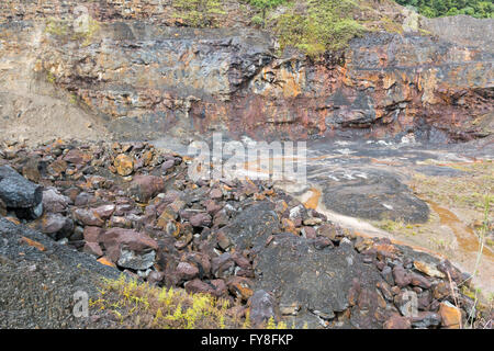 Affioramento di olio rocce del cuscinetto in una vecchia cava in provincia di Napo, Ecuador. Foto Stock