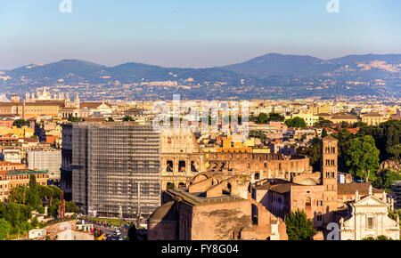 Vista aerea di Roma con il Colosseo Foto Stock