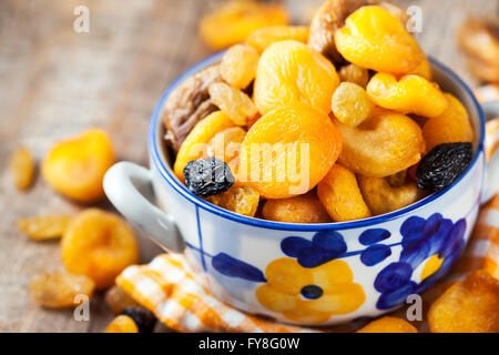 Frutta secca in una ciotola - figg, albicocche e uvetta Foto Stock