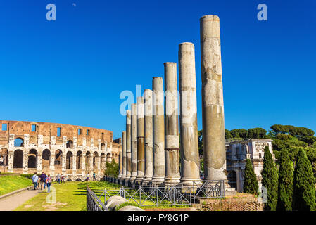 Colosseo visto dal Tempio di Venere e Roma Foto Stock