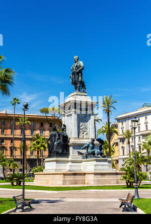 Monumento a Cavour per il quadrato del suo nome in Roma Foto Stock