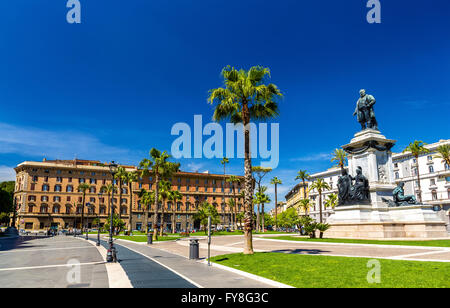 Monumento a Cavour per il quadrato del suo nome in Roma Foto Stock