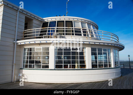 Art Deco Padiglione sud alla fine di Worthing piacere Pier su un luminoso serata primaverile Foto Stock