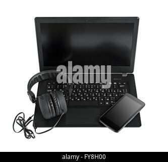 Computer portatile , smartphone e le cuffie isolato su bianco Foto Stock