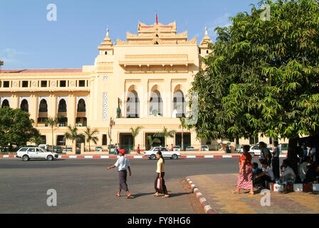 Yangon, Myanmar - 8 Gennaio 2010: la gente camminare davanti al Municipio di Yangon in Myanmar Foto Stock