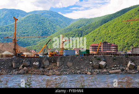 Attrezzature da costruzione in corrispondenza di un sito in costruzione sulle rive del fiume Foto Stock