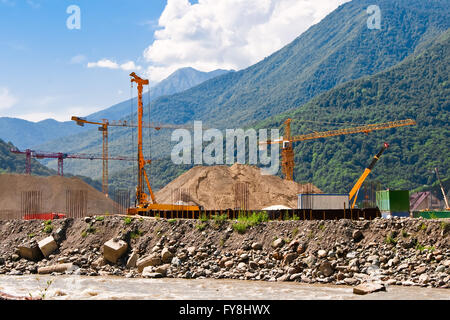 Sito in costruzione con attrezzature da costruzione nelle montagne del Caucaso. Sochi. Foto Stock