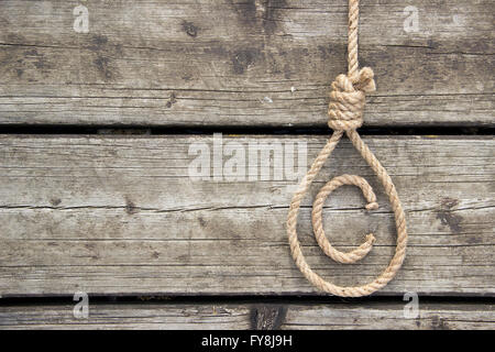 Simbolo di copyright presentato come un cappio su una superficie in legno Foto Stock