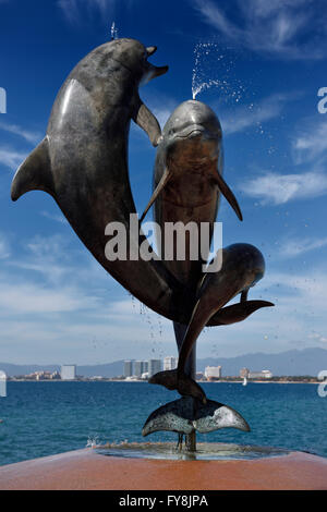 Amicizia Fontana dei delfini danzanti sul Malecon Puerto Vallarta Messico Foto Stock