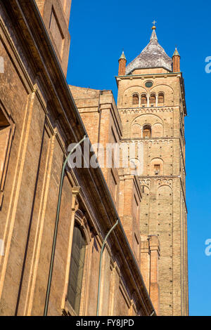 Il campanile della Cattedrale Metropolitana di San Pietro a Bologna, Italia Foto Stock