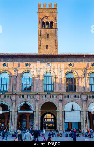 Palazzo del Podestà e Torre di Palazzo Re Enzo da Piazza Maggiore, Bologna, Italia Foto Stock