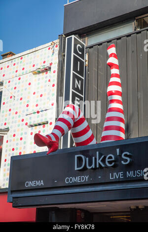 Segno con gambe lunghe vestito di rosso e calze bianche al di fuori del Duca a Komedia in Gardner Street Brighton Sussex Foto Stock