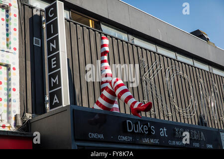 Segno di grandi dimensioni con gambe in rosso e bianco calze lunghe al di fuori del cinema e night club complesso del Duca a Komedia Brighton Sussex Foto Stock