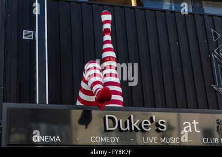 Due gambe vestita di bianco e rosso calze come un display esterno del Duca Komedia al cinema e night club di Brighton Sussex Foto Stock