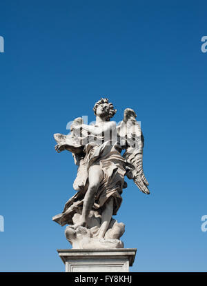 Angelo statua su sant angelo ponte di Roma sul cielo blu chiaro Foto Stock