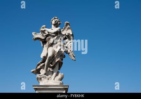 Angelo statua su sant angelo ponte di Roma sul cielo blu chiaro Foto Stock