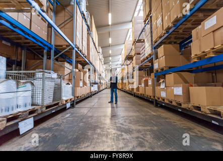 Il controllo di gestione merci nella sala di deposito di fabbrica Foto Stock