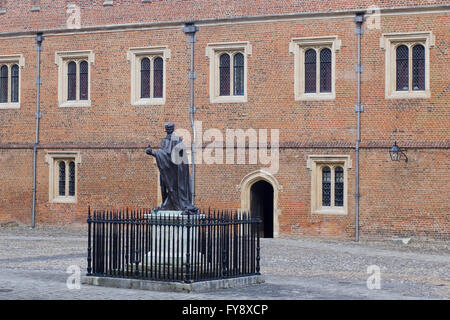 1719 Fondatore statua di Enrico VI in garter accappatoi da Francesco uccello, il Kings College e il piazzale antistante Foto Stock