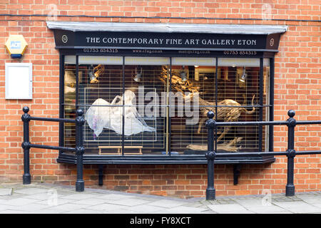 Negozio finestra visualizzazione di oggetti di antiquariato al fine art gallery in Eton Foto Stock